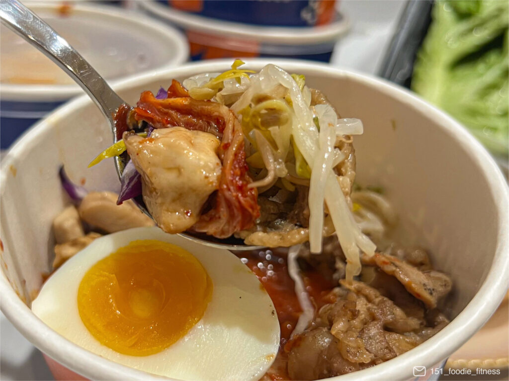 竹科下午茶再挖出一寶！新竹知名韓式餐廳「太空總薯」推出外送限定品項：生菜夾烤肉、迷你石鍋飯與年糕泡麵，每份餐點近百元也超有飽足感，讓你心滿意足。